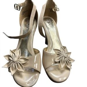 Eurosoft Women’s Ankle Strap Ivory With A Flower In The Side SZ 7.5